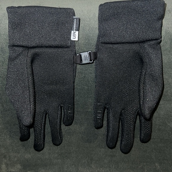 𝚃𝚑𝚎 𝙽𝚘𝚛𝚝𝚑 𝙵𝚊𝚌𝚎 𝙺𝚒𝚍𝚜 𝙶𝚕𝚘𝚟𝚎𝚜 - Picture 2 of 4